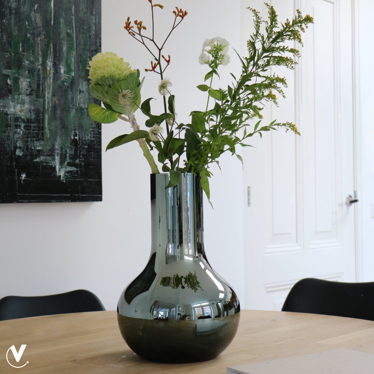 Seim Vaas – Klassieke Elegantie met een Glanzend Effect